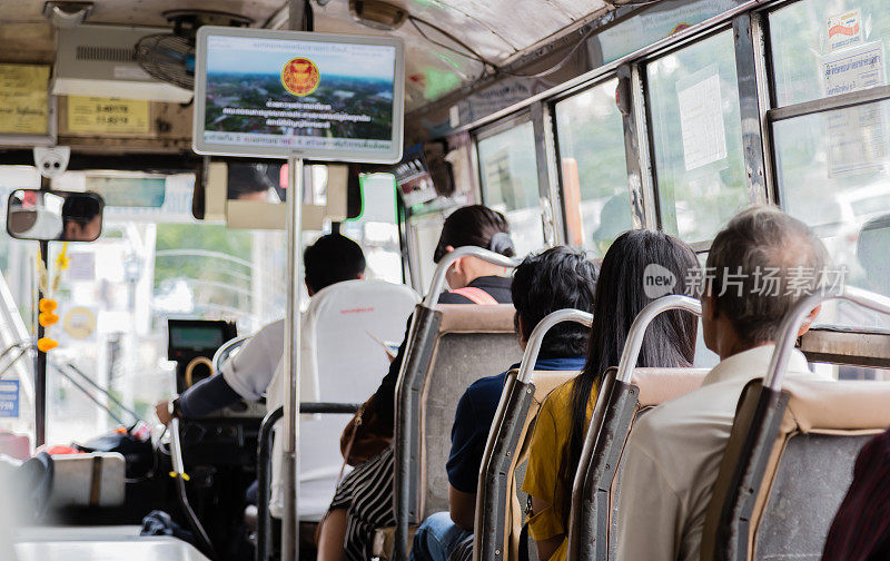 泰国曼谷- 2018年4月1日:曼谷一辆老式巴士上的乘客